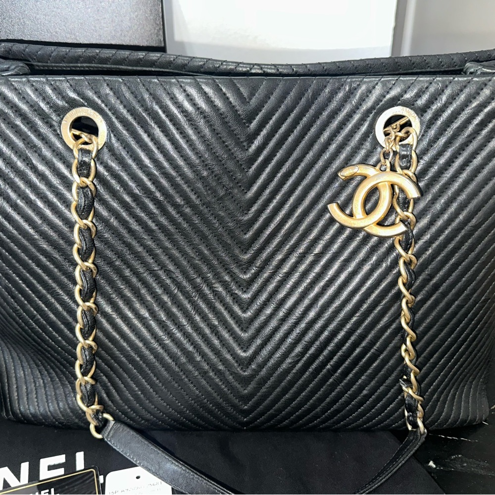 SOLD! CHANEL Wrinkled Lambskin Chevron Quilted Large  Tote Black Gold Hardware - Picture 7 of 16